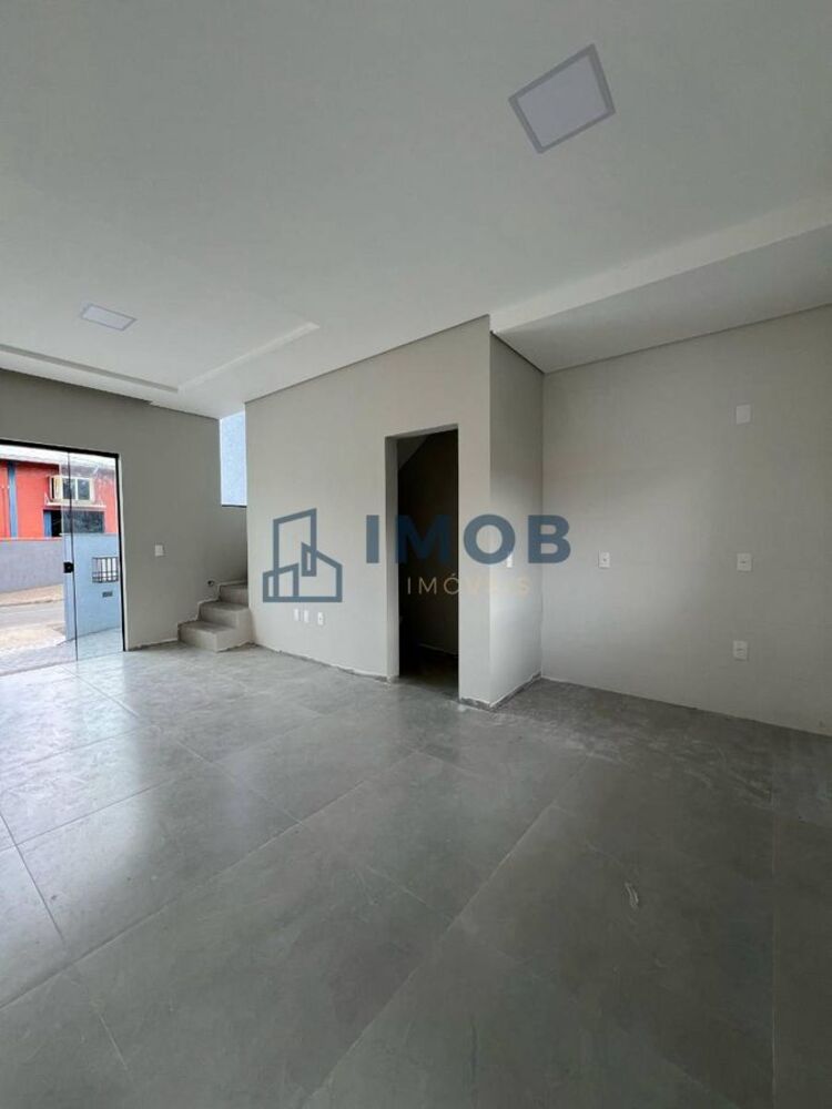 Casa à venda com 2 quartos, 70m² - Foto 1