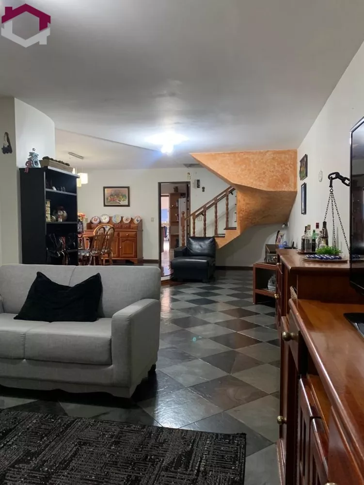 Casa à venda com 4 quartos, 298m² - Foto 1