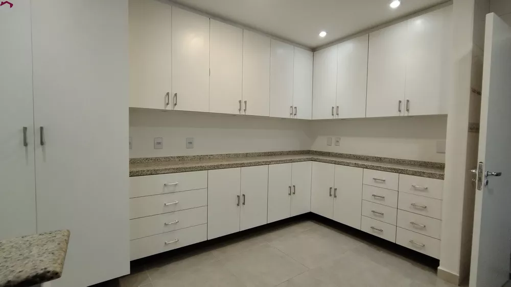 Casa à venda com 3 quartos, 196m² - Foto 1