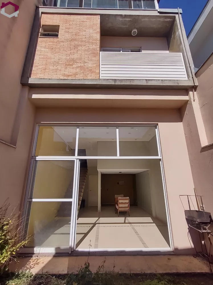 Casa à venda com 3 quartos, 152m² - Foto 1