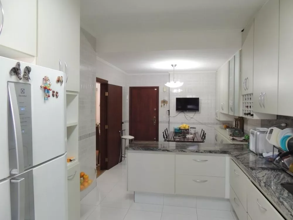 Apartamento à venda com 3 quartos, 180m² - Foto 4