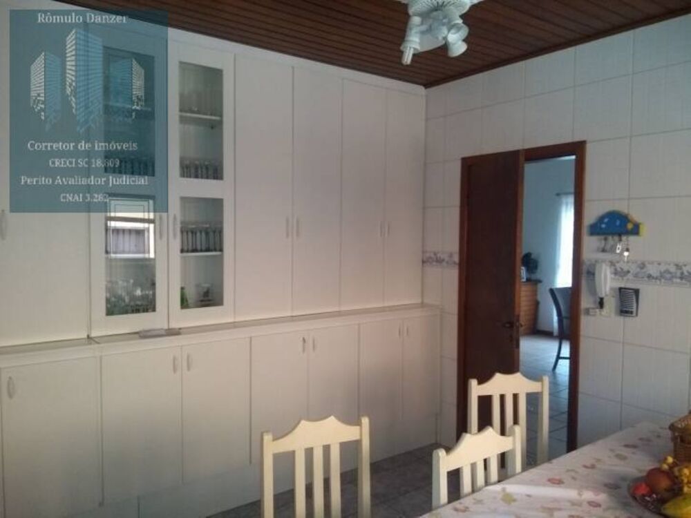 Casa à venda com 8 quartos, 1800m² - Foto 4