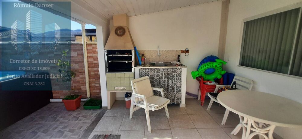 Casa à venda com 3 quartos, 158m² - Foto 1