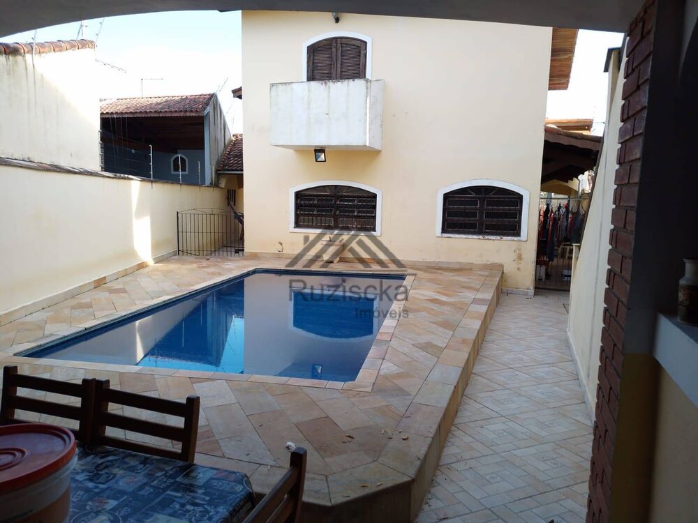 Casa, 4 quartos, 242 m² - Foto 1