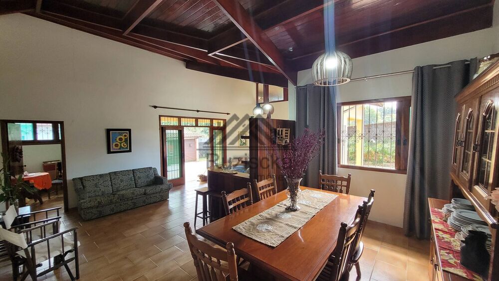 Chácara à venda com 4 quartos, 240m² - Foto 1