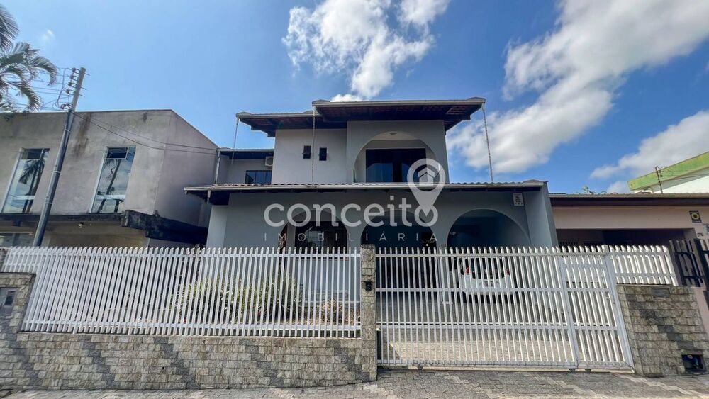 Casa à venda com 4 quartos, 200m² - Foto 2