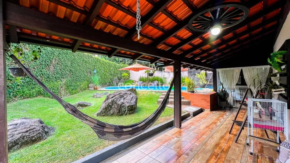 Casa, 3 quartos, 232 m² - Foto 1
