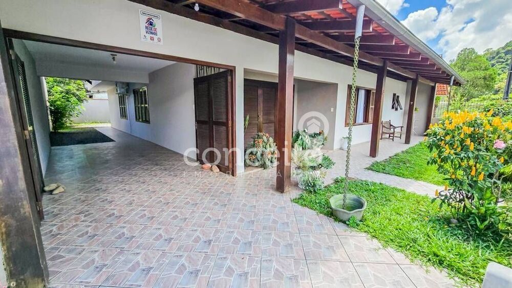 Casa à venda com 4 quartos, 270m² - Foto 1