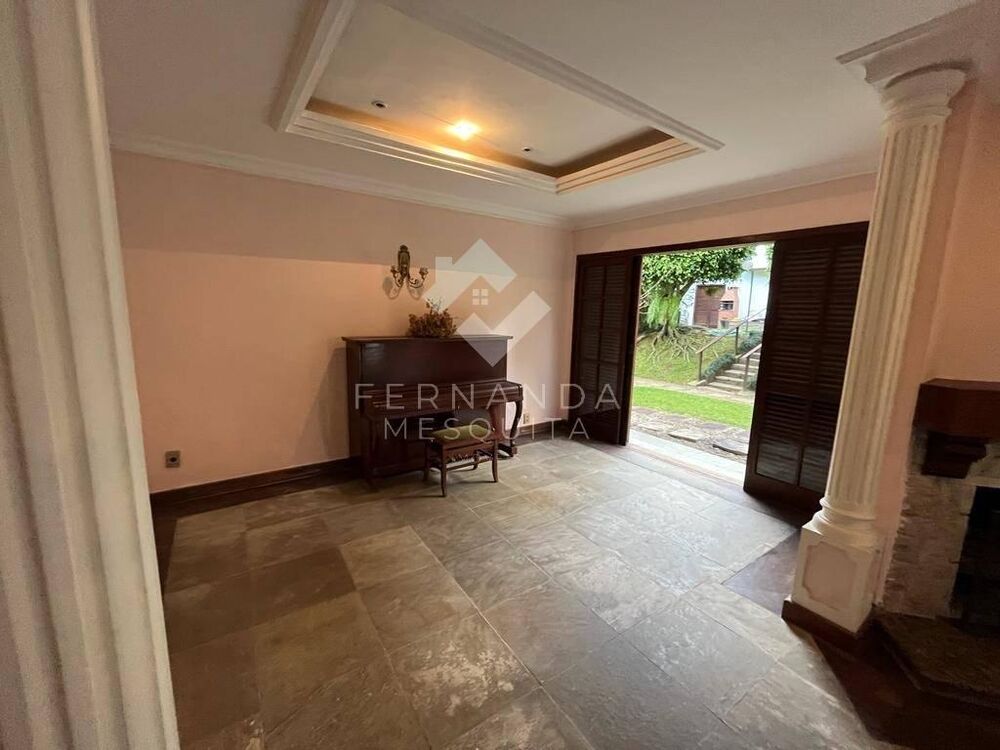 Casa de Condomínio à venda com 5 quartos, 212m² - Foto 2