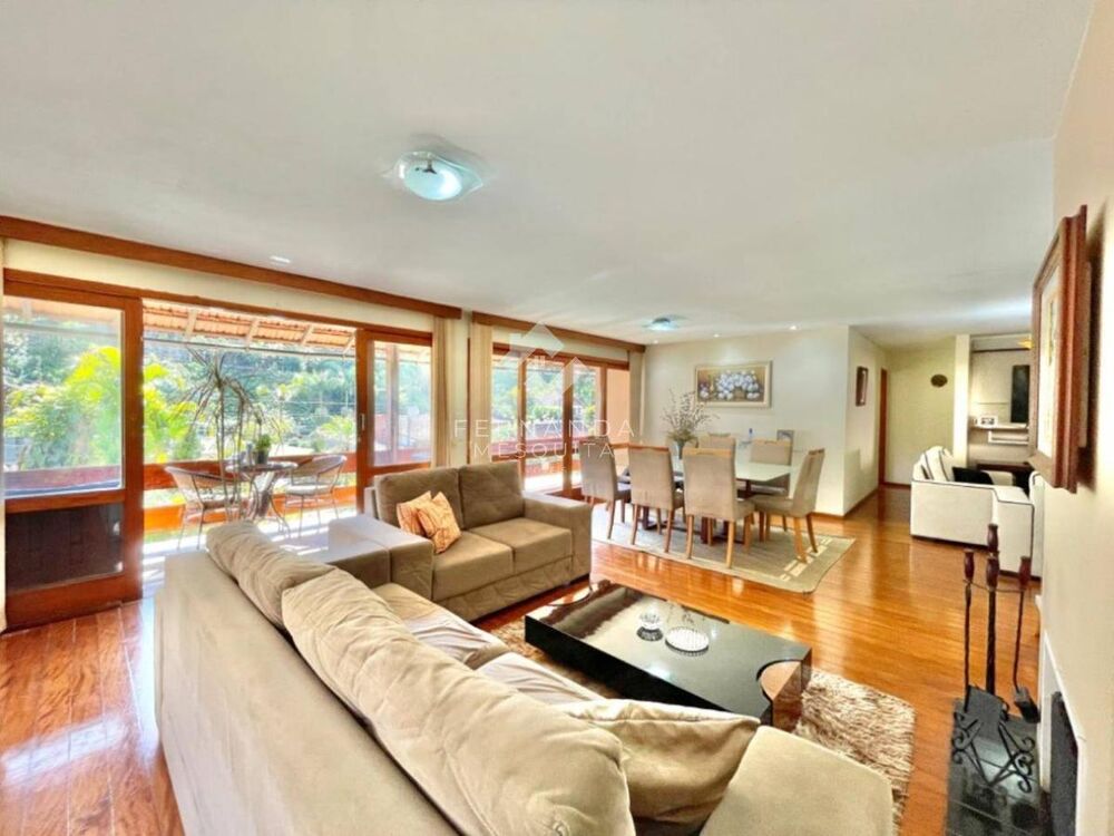 Casa à venda com 6 quartos, 228m² - Foto 2