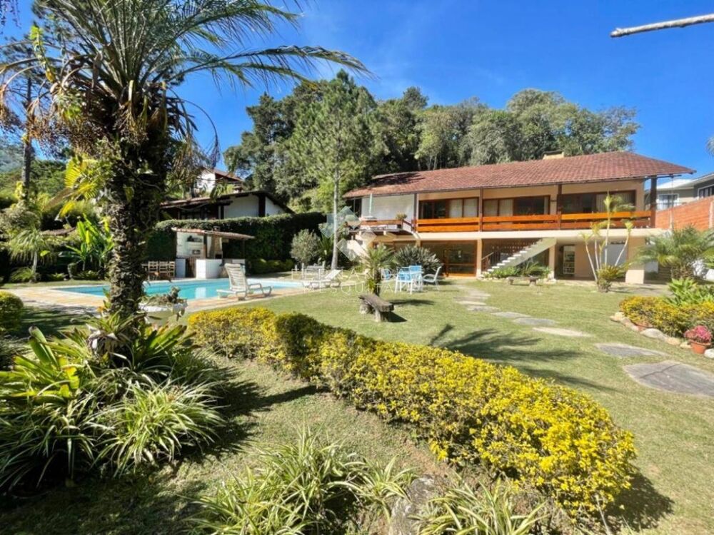 Casa à venda com 6 quartos, 228m² - Foto 1