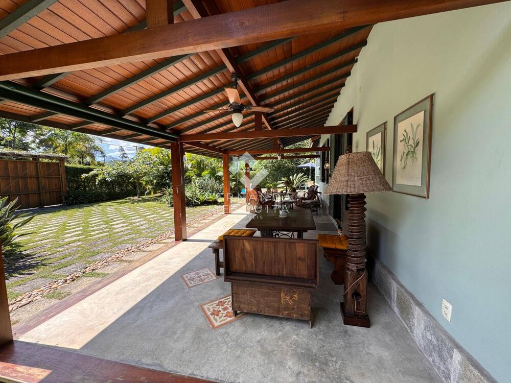 Casa de Condomínio à venda com 4 quartos, 226m² - Foto 2