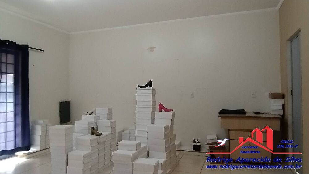 Casa à venda com 3 quartos, 250m² - Foto 1