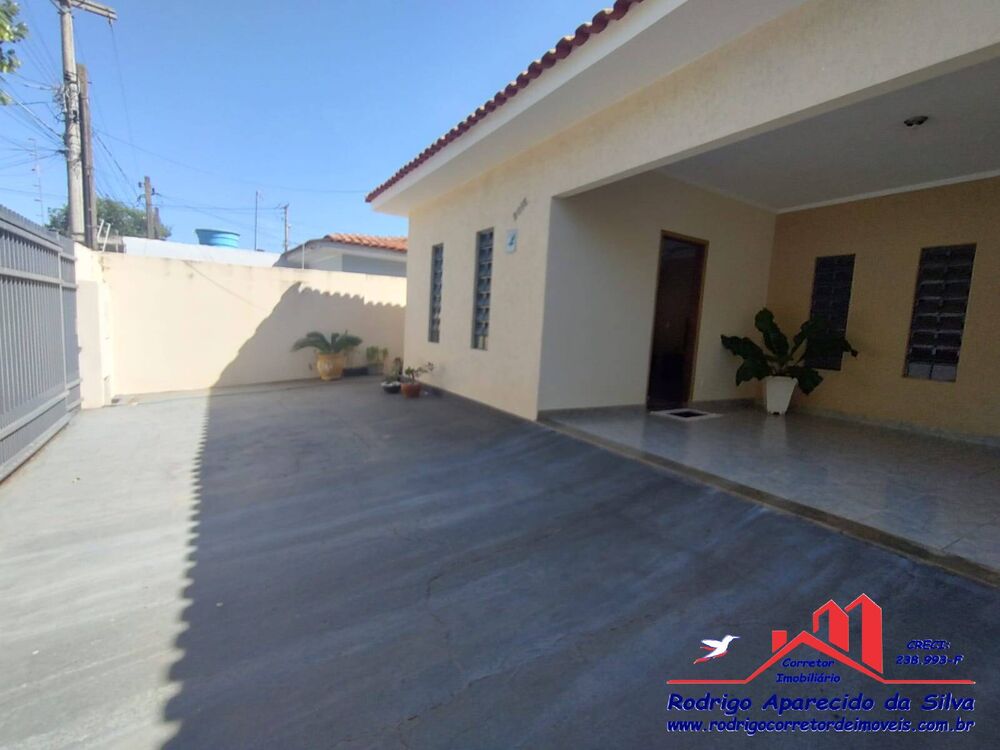 Casa à venda com 4 quartos, 250m² - Foto 1