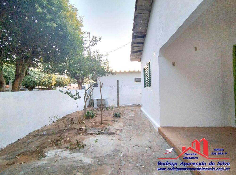 Casa à venda com 3 quartos, 234m² - Foto 1