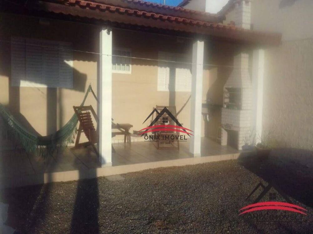 Casa à venda com 3 quartos, 120m² - Foto 1