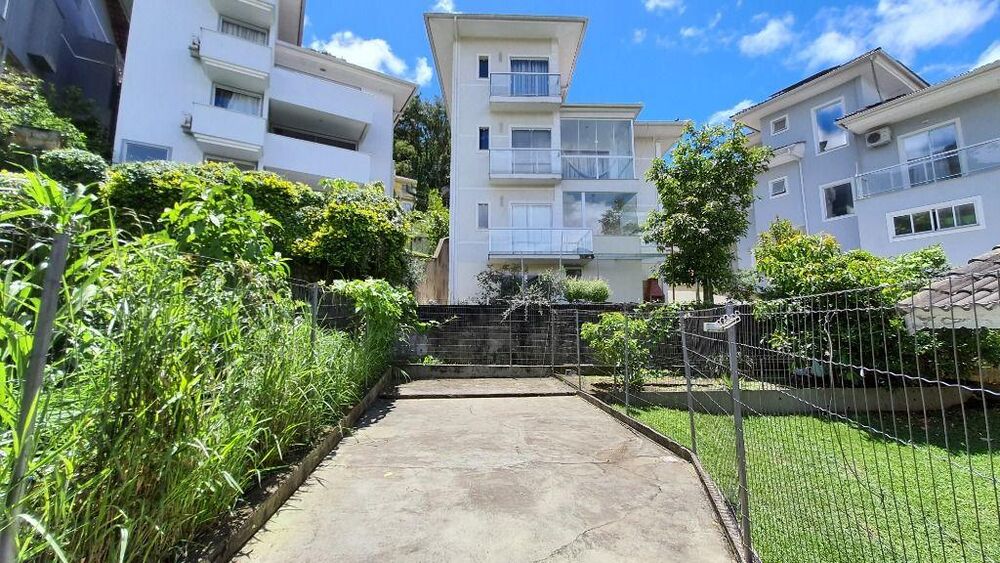 Casa à venda com 4 quartos, 231m² - Foto 1