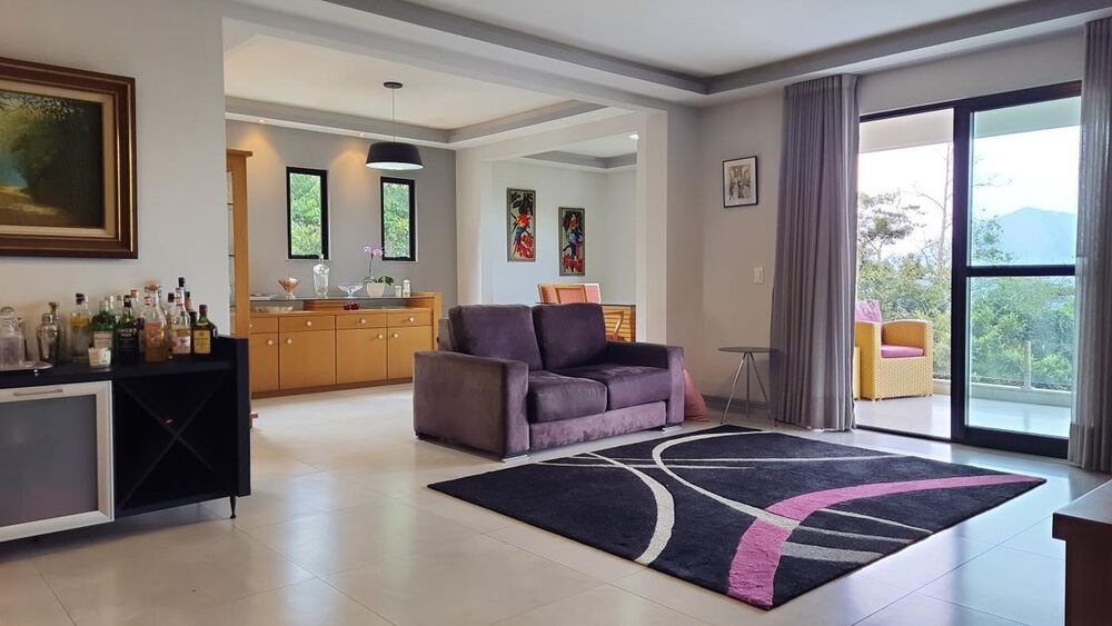 Casa à venda com 3 quartos, 236m² - Foto 1