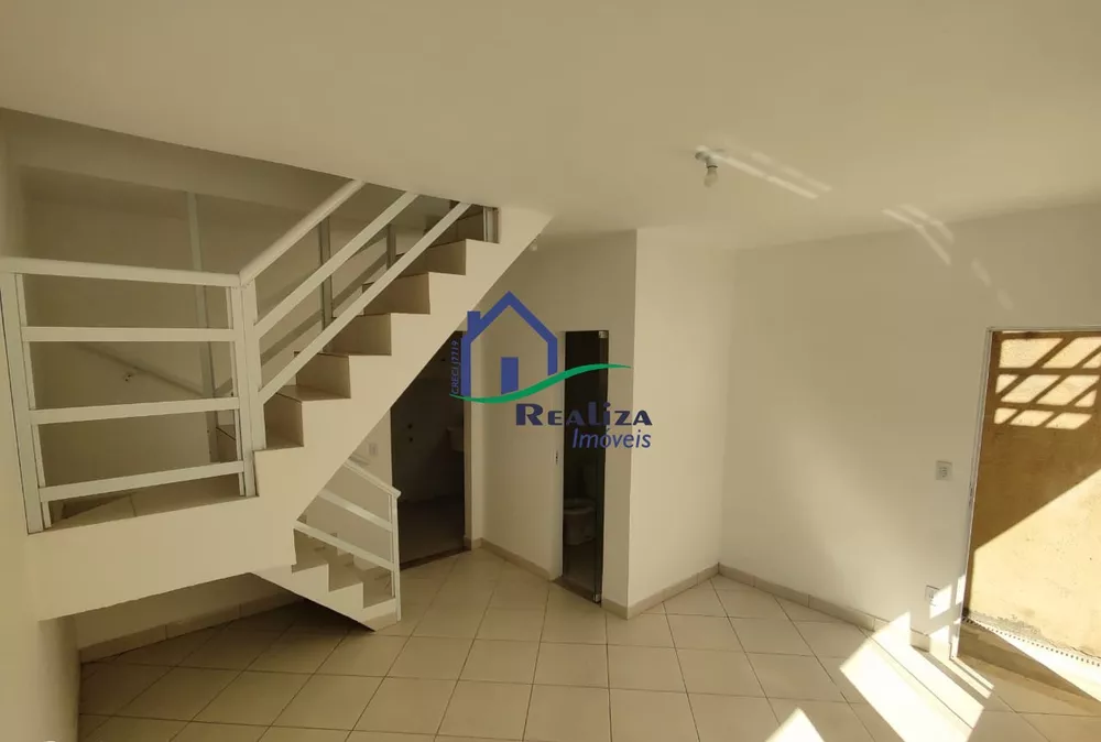 Casa à venda com 2 quartos, 65m² - Foto 2