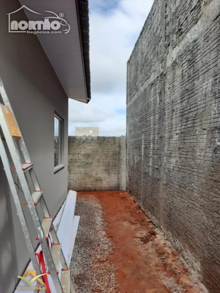 Casa à venda com 3 quartos, 60m² - Foto 2