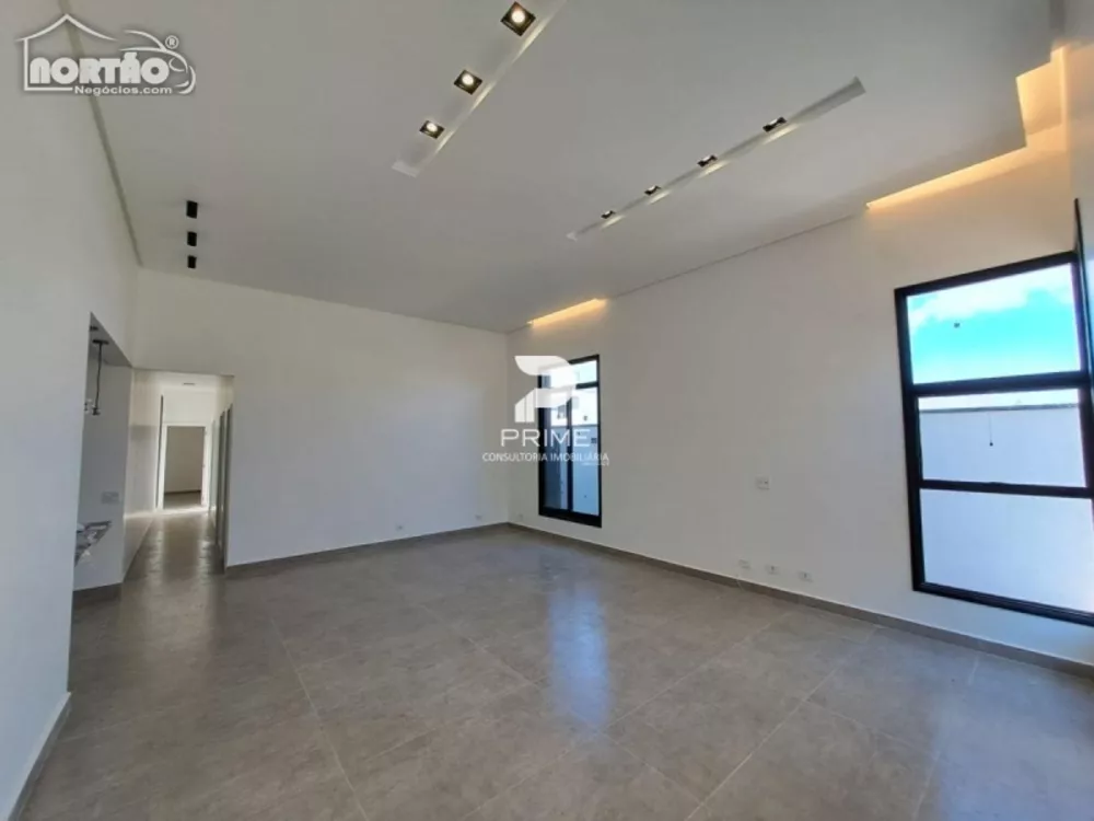 Casa à venda com 4 quartos, 218m² - Foto 2