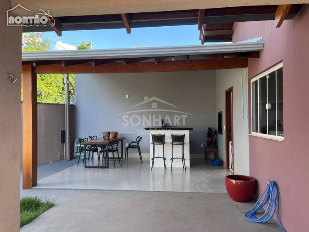 Casa à venda com 3 quartos, 114m² - Foto 1