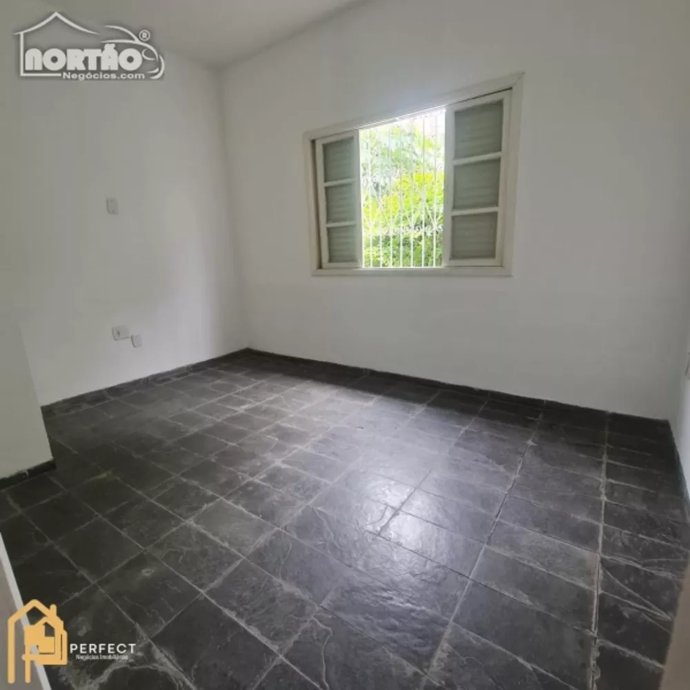 Casa à venda com 6 quartos, 250m² - Foto 3