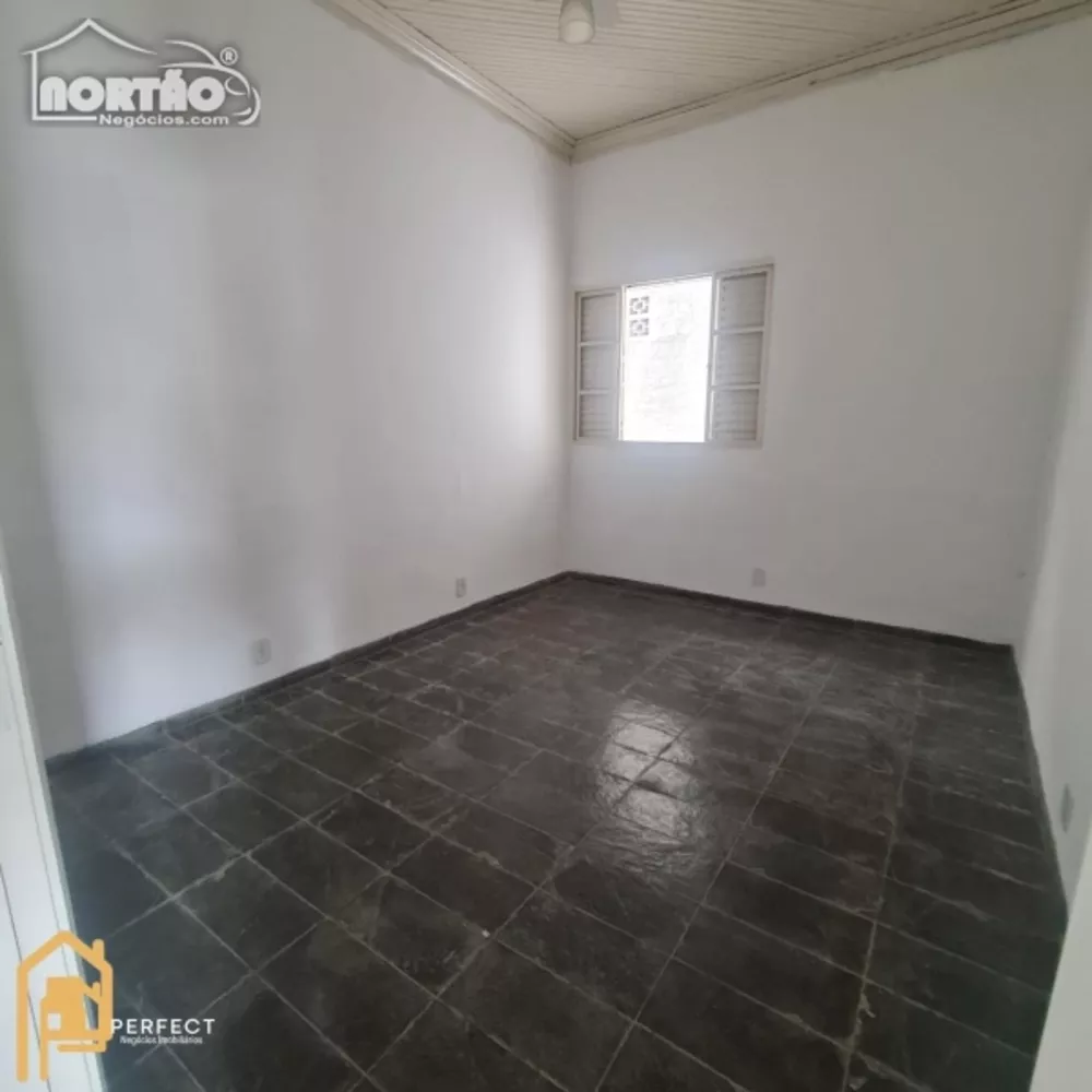 Casa à venda com 6 quartos, 250m² - Foto 5