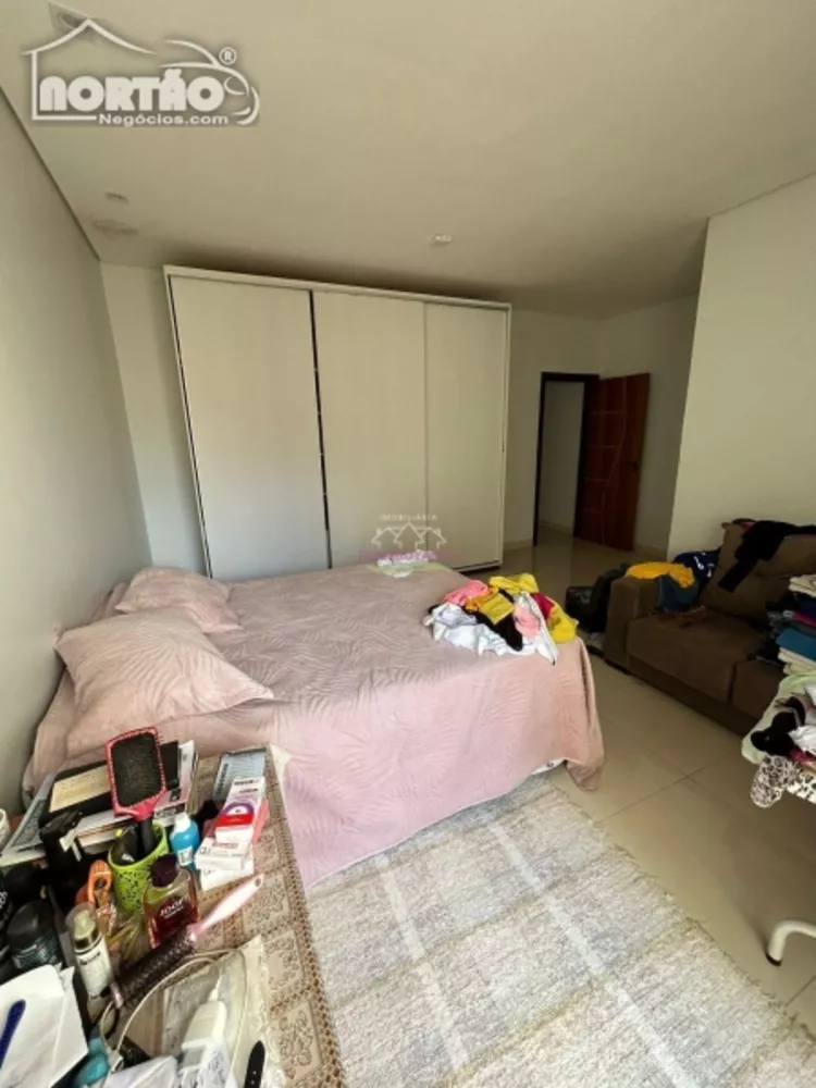 Casa à venda com 4 quartos, 200m² - Foto 2