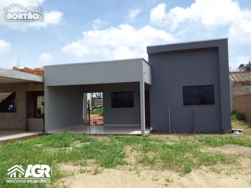 Casa à venda com 3 quartos, 90m² - Foto 1