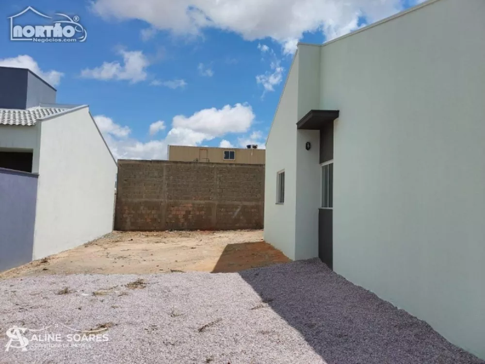 Casa à venda com 3 quartos, 60m² - Foto 2