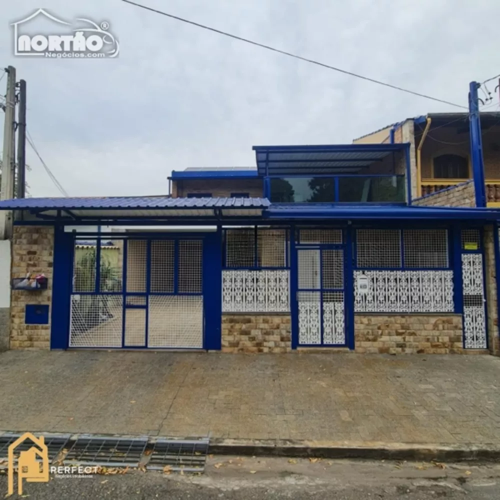 Casa à venda com 6 quartos, 200m² - Foto 1