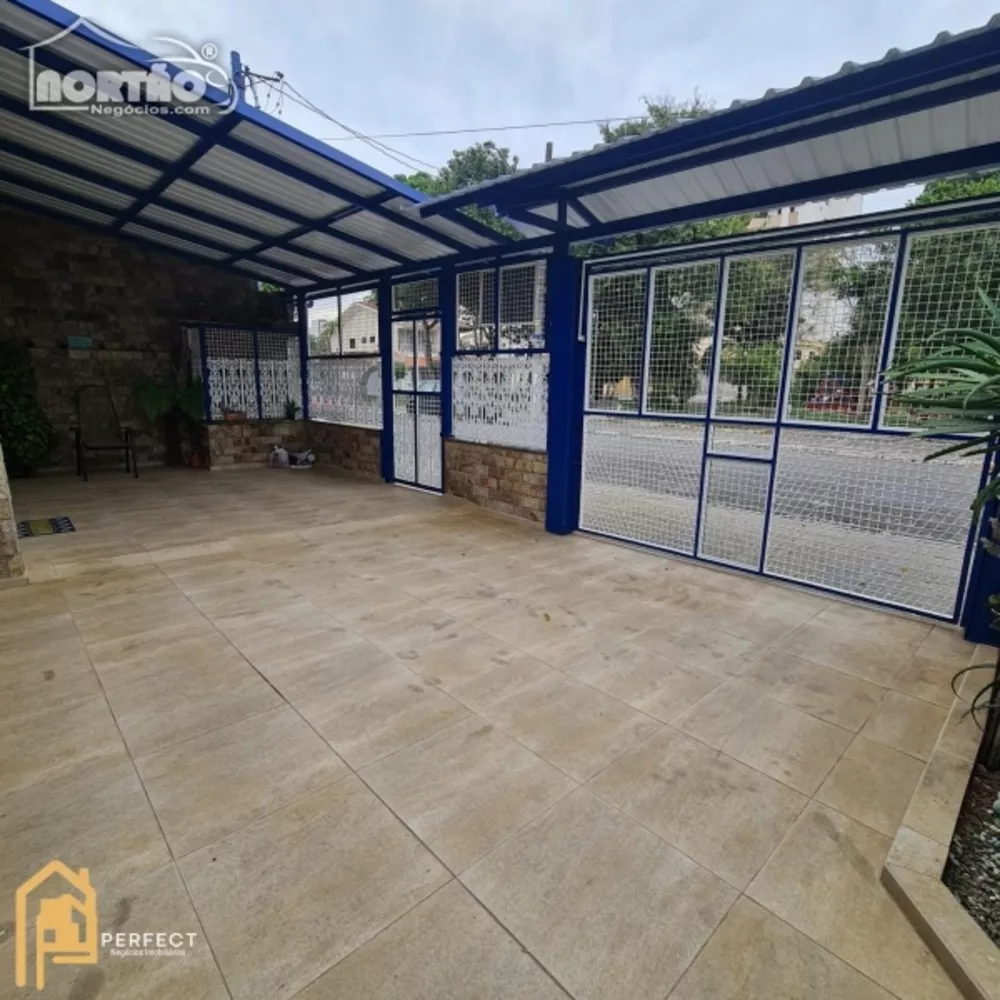 Casa à venda com 6 quartos, 200m² - Foto 3