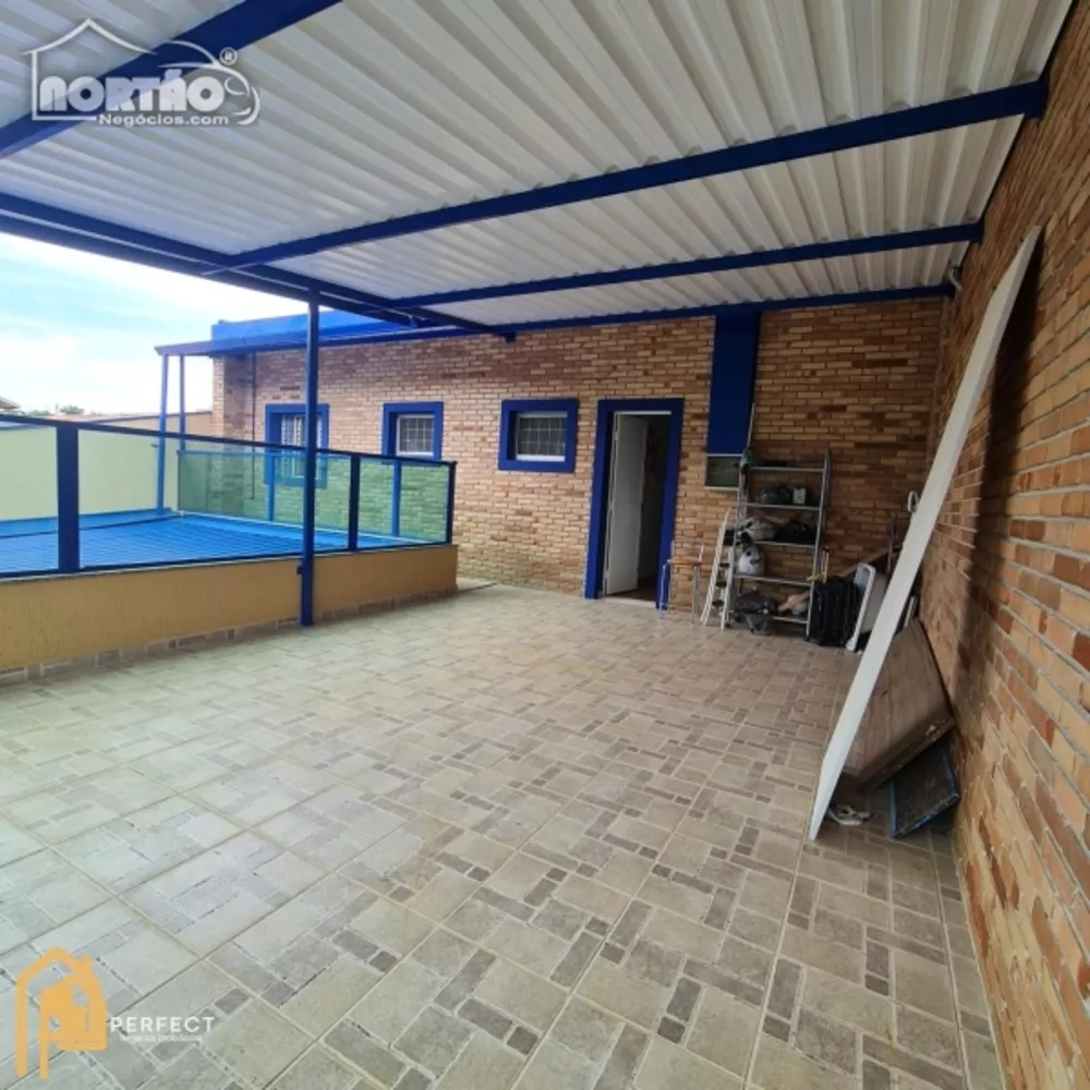 Casa à venda com 6 quartos, 200m² - Foto 2