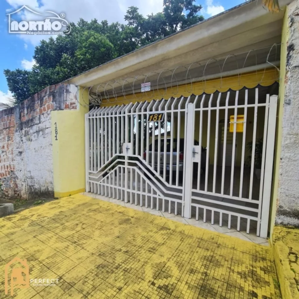 Casa à venda com 4 quartos, 300m² - Foto 1