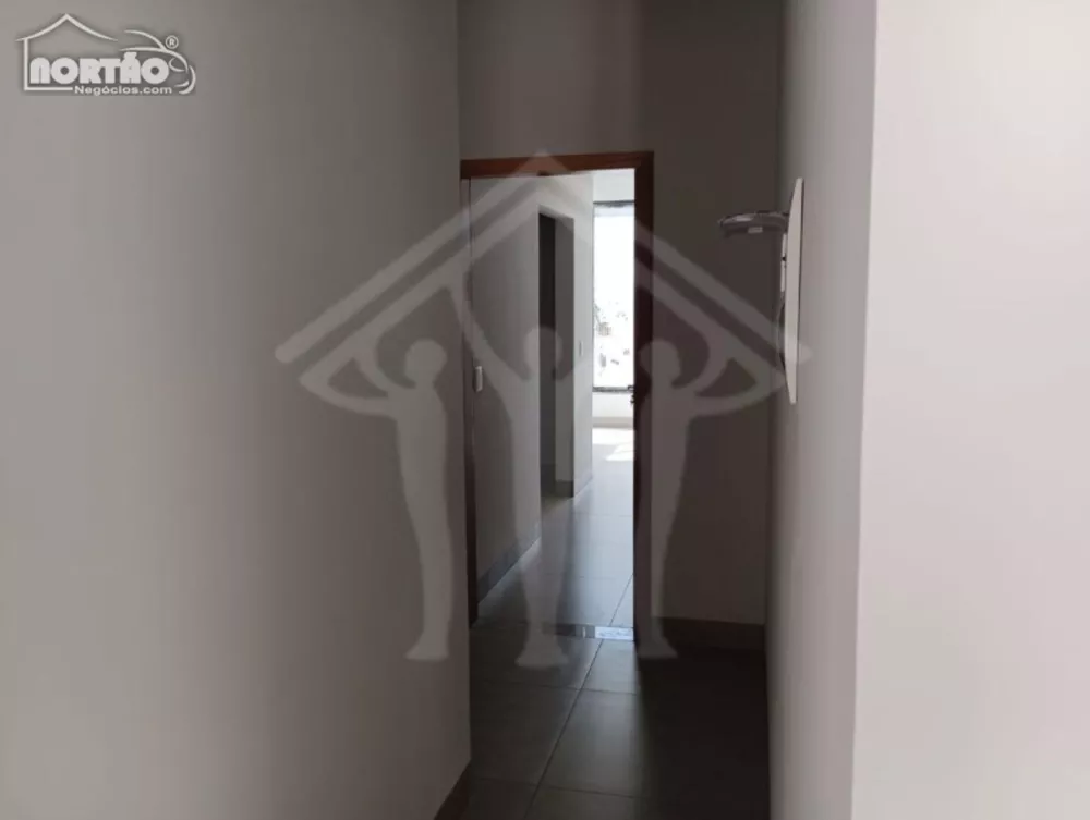 Casa à venda com 3 quartos, 159m² - Foto 1