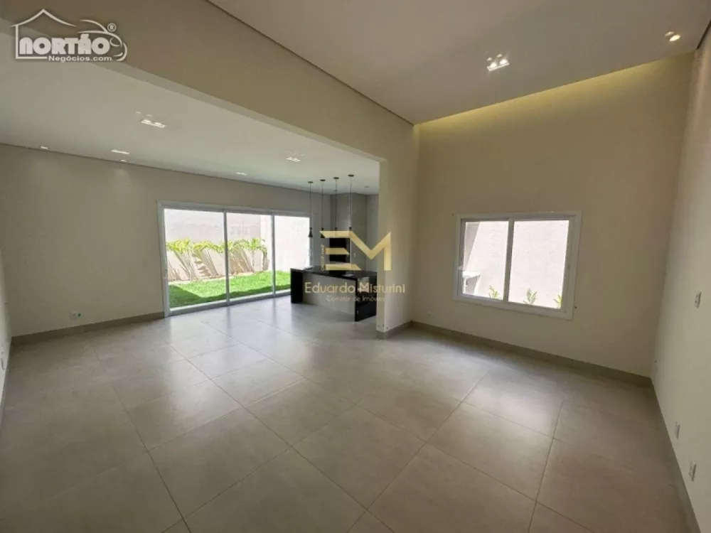 Casa à venda com 4 quartos, 172m² - Foto 2