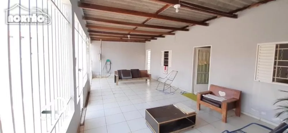 Casa à venda com 3 quartos, 156m² - Foto 1