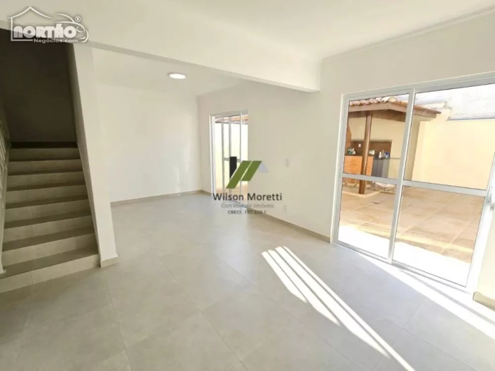 Casa à venda com 5 quartos, 129m² - Foto 3