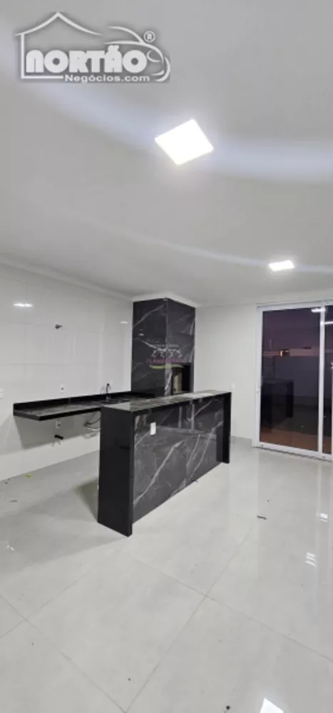 Casa à venda com 4 quartos, 228m² - Foto 2