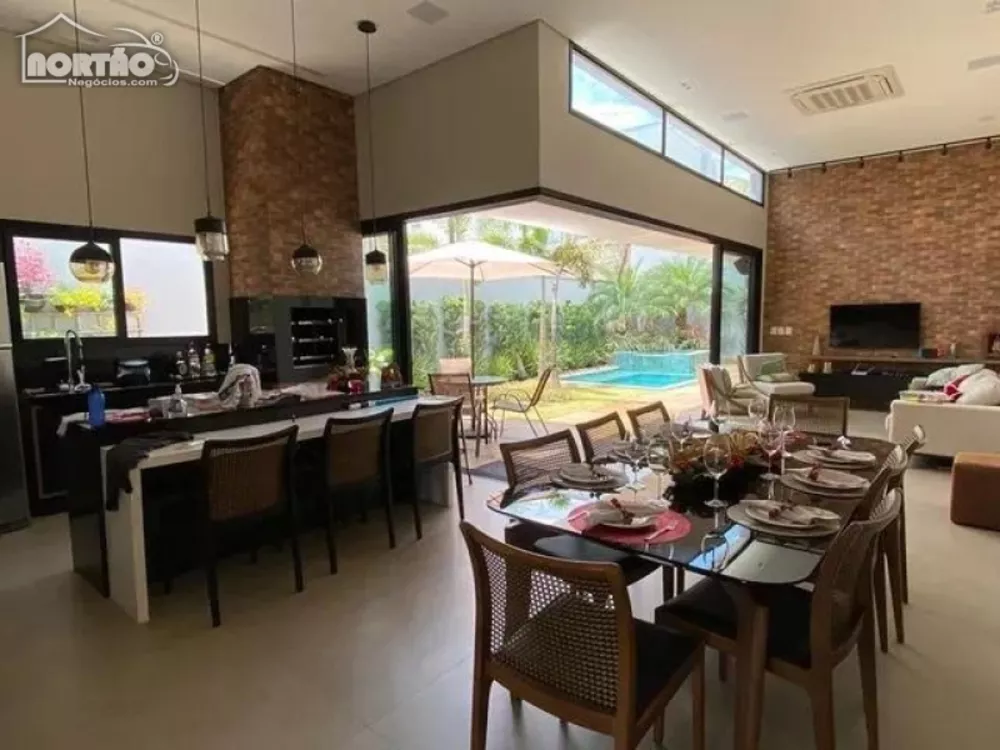 Casa à venda com 3 quartos, 250m² - Foto 4