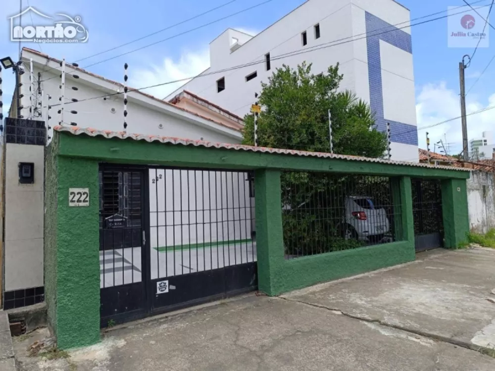 Casa à venda com 6 quartos, 200m² - Foto 1