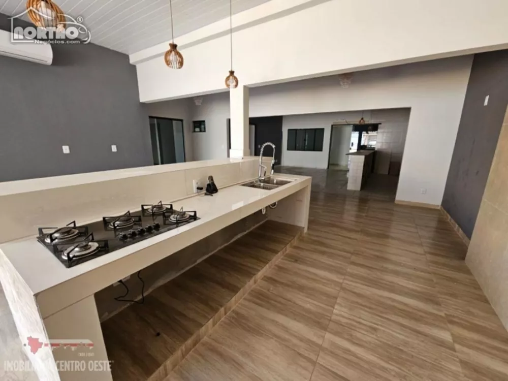 Casa à venda com 3 quartos, 360m² - Foto 2