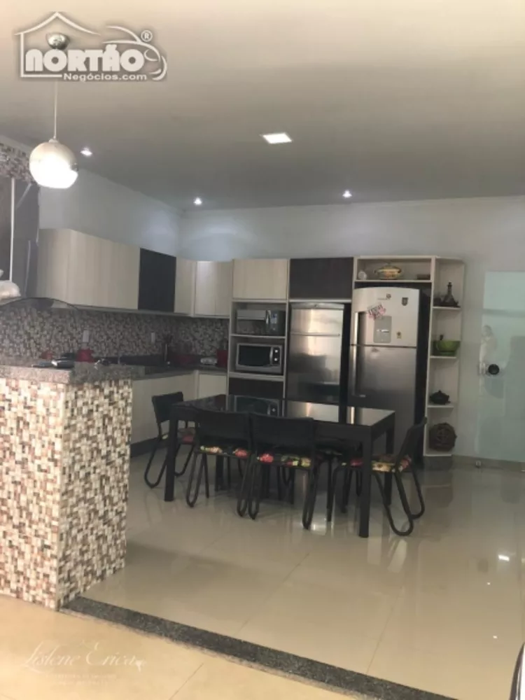 Casa à venda com 3 quartos, 200m² - Foto 2