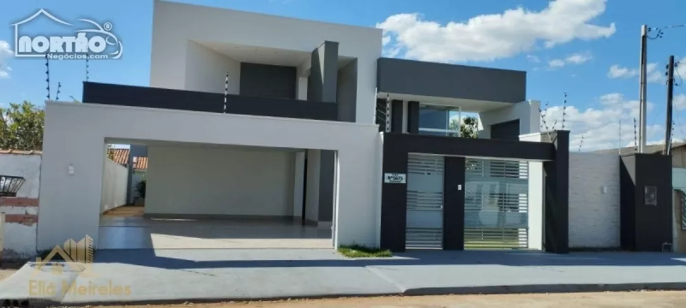 Casa à venda com 4 quartos, 235m² - Foto 1