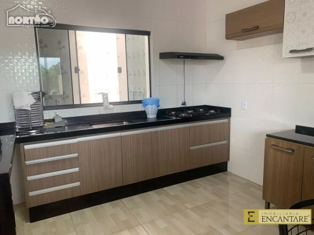 Casa à venda com 4 quartos, 138m² - Foto 2