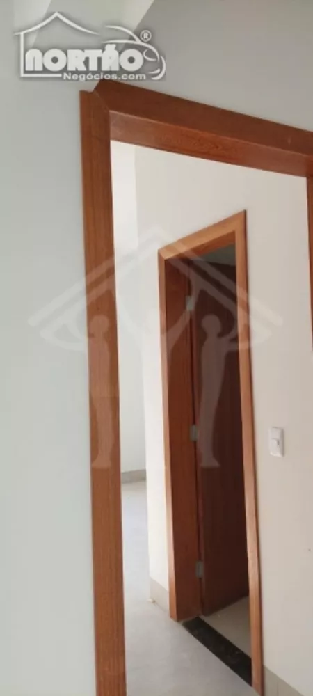 Casa à venda com 2 quartos, 70m² - Foto 1