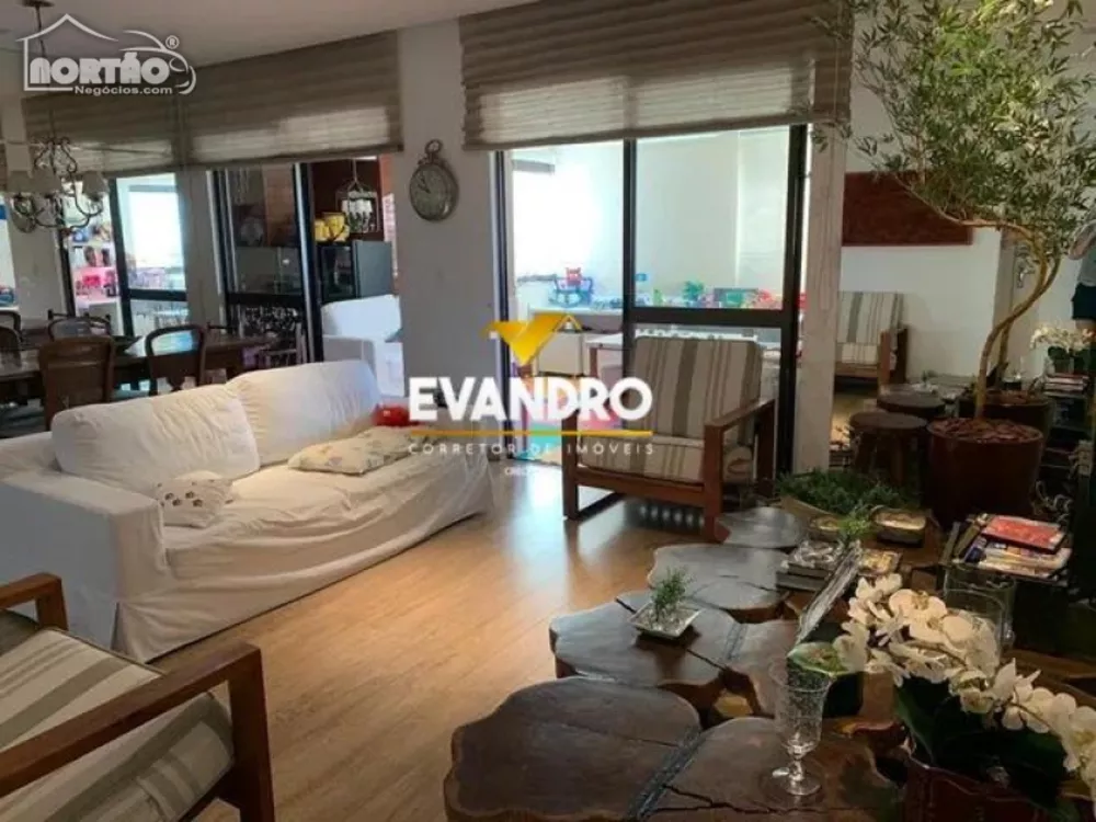 Casa à venda com 4 quartos, 160m² - Foto 1