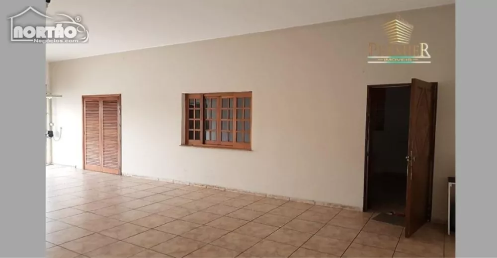 Casa à venda com 4 quartos, 271m² - Foto 2