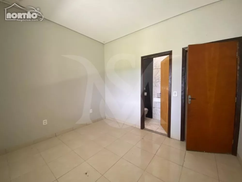 Casa à venda com 4 quartos, 200m² - Foto 3